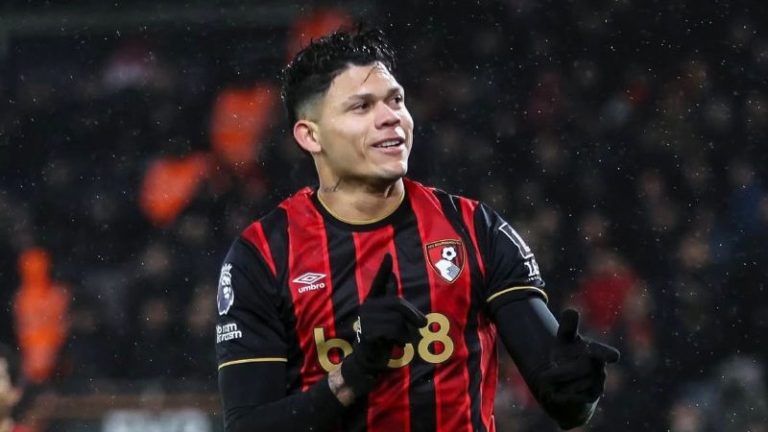 Evanilson comemora gol com a camisa do Bournemouth