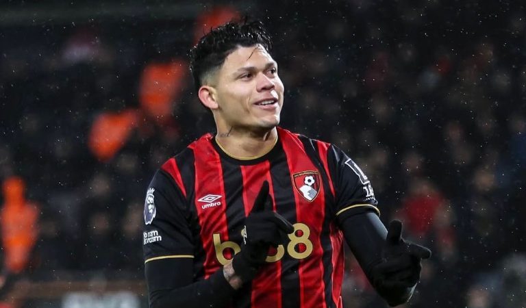 Evanilson comanda Bournemouth em vitória sobre gigante europeu