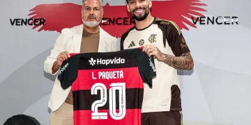 Lucas posa com José Boto em retorno ao Flamenfo