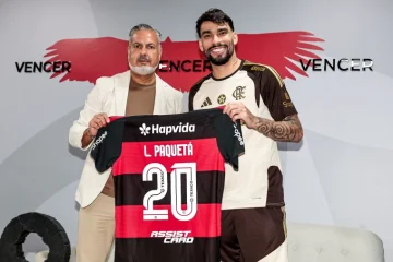Lucas posa com José Boto em retorno ao Flamenfo