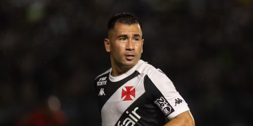 Jean David com a camisa do Vasco