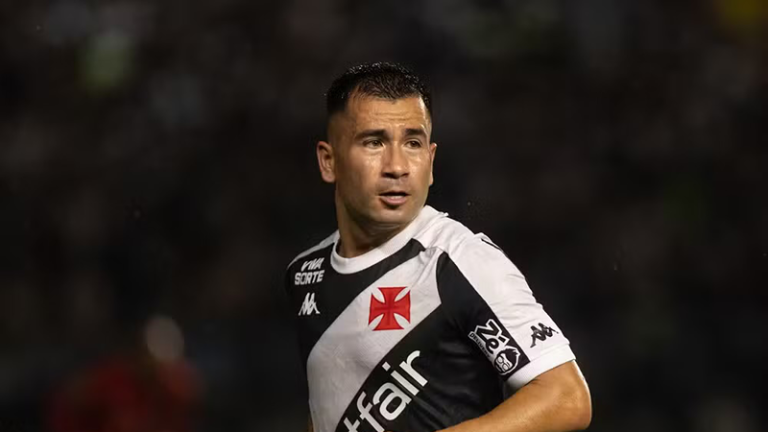 Jean David com a camisa do Vasco