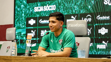 Savarino em coletiva de apresentação