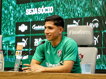 Savarino em coletiva de apresentação