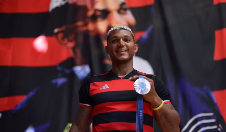 Flamengo dispensa Isaquias Queiroz e encerra remo paralimpíco