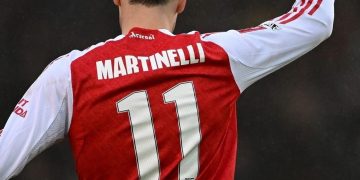 Martinelli comemora um dos três gols que marcou (Foto: Reprodução/Arsenal)