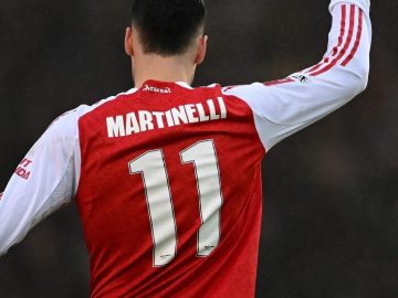 Martinelli comemora um dos três gols que marcou (Foto: Reprodução/Arsenal)