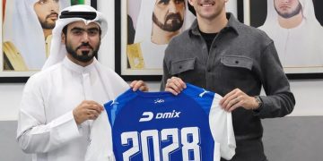 Felipe Motta posa após renovação com o Al-Nasr (Foto: Divulgação/Al-Nasr)