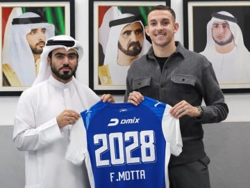 Felipe Motta posa após renovação com o Al-Nasr (Foto: Divulgação/Al-Nasr)