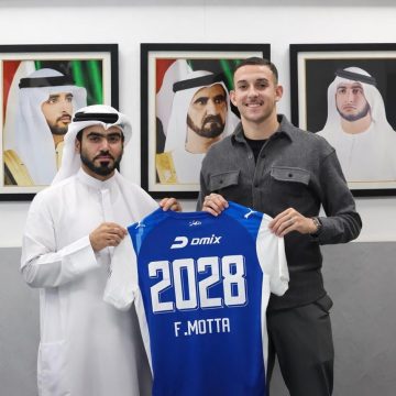 Felipe Motta posa após renovação com o Al-Nasr (Foto: Divulgação/Al-Nasr)