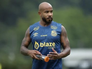 Patrick durante treino pelo Santos | Foto: Reinaldo Campos - Gazeta Press
