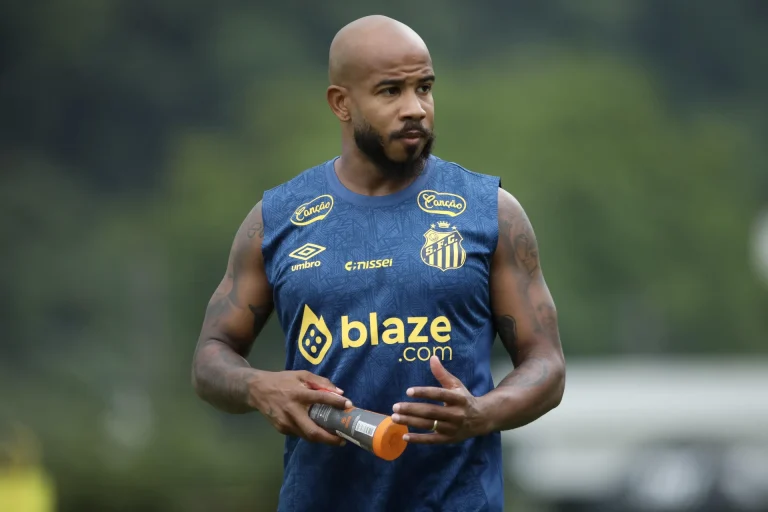 Patrick durante treino pelo Santos | Foto: Reinaldo Campos - Gazeta Press