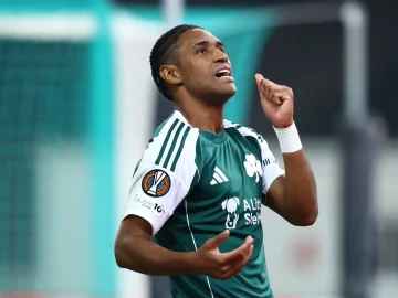 Tetê durante comemoração de gol pelo Panathinaikos | Foto: Markos Chouzouris - EUROKINISSI