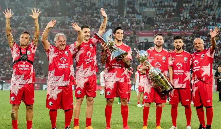 Zico entrega doações do Jogo das Estrelas 2025 a 11 instituições