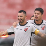 Raul comemora gol pelo Furacão