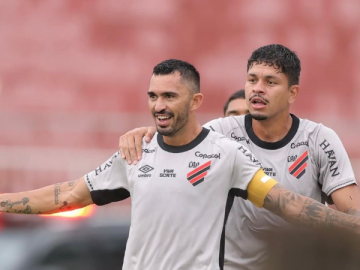 Raul comemora gol pelo Furacão