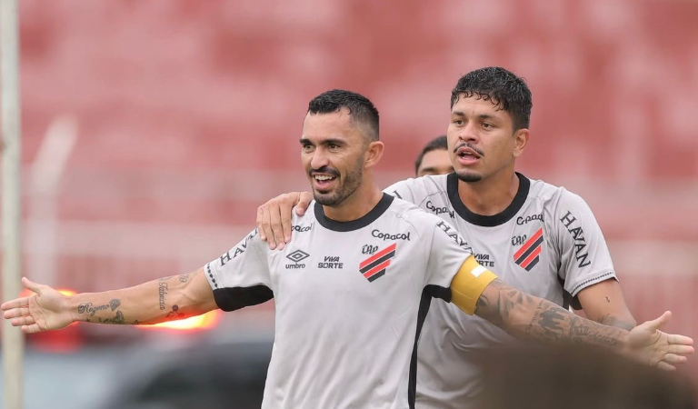 Raul marca primeiro gol pelo Furacão e coloca equipe na semifinal