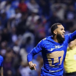 Juninho comemora gol pelo Pumas