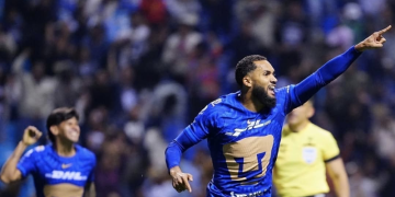 Juninho comemora gol pelo Pumas