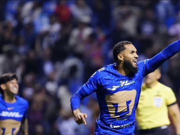 Juninho comemora gol pelo Pumas