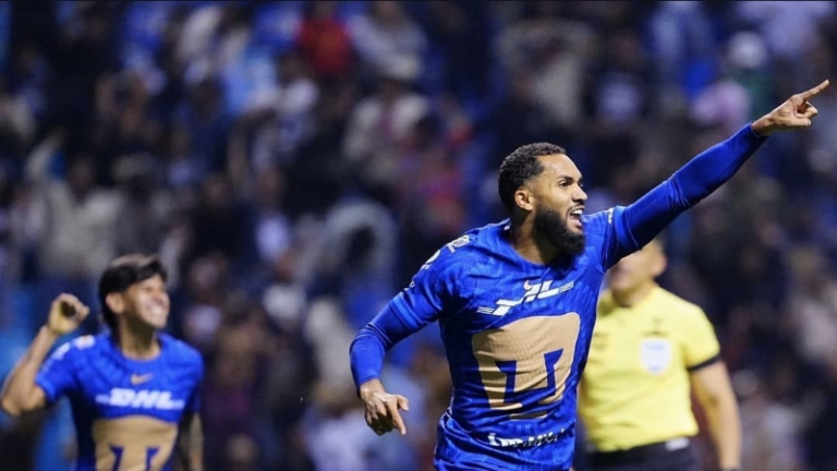 Juninho comemora gol pelo Pumas