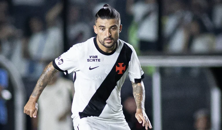 Com poucas chances, lateral do Vasco negocia saída do clube