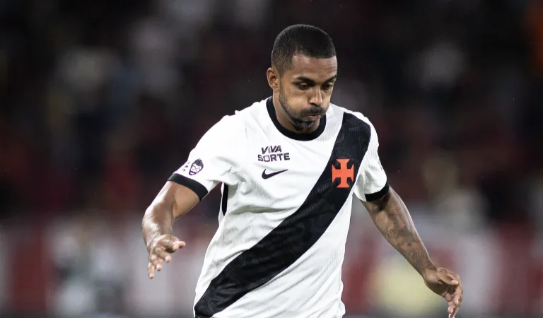 Vasco recusa investidas de clube brasileiro por Paulo Henrique