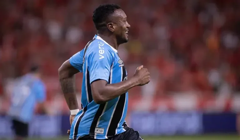 Botafogo negocia Edenilson com o Grêmio e acelera acordo