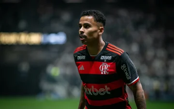 Allan em ação pelo Flamengo | Foto: Fernando Moreno - AGIF