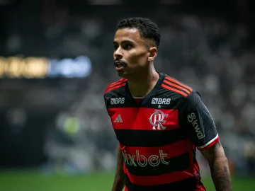 Allan em ação pelo Flamengo | Foto: Fernando Moreno - AGIF
