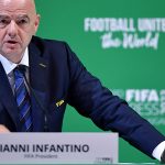 Presidente da FIFA, Gianni Infantino, e o troféu da Copa Feminina. Foto: FIFA / Divulgação