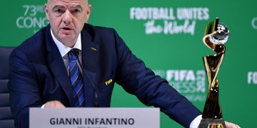 Presidente da FIFA, Gianni Infantino, e o troféu da Copa Feminina. Foto: FIFA / Divulgação
