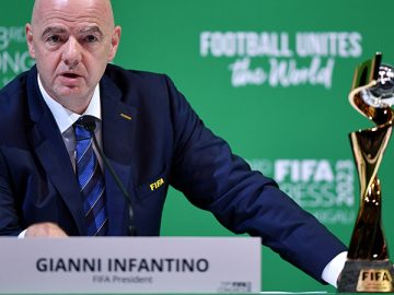 Presidente da FIFA, Gianni Infantino, e o troféu da Copa Feminina. Foto: FIFA / Divulgação