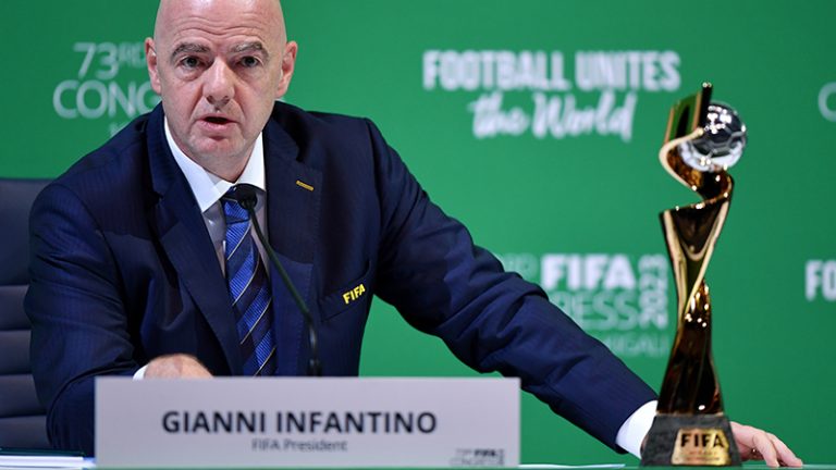 Presidente da FIFA, Gianni Infantino, e o troféu da Copa Feminina. Foto: FIFA / Divulgação
