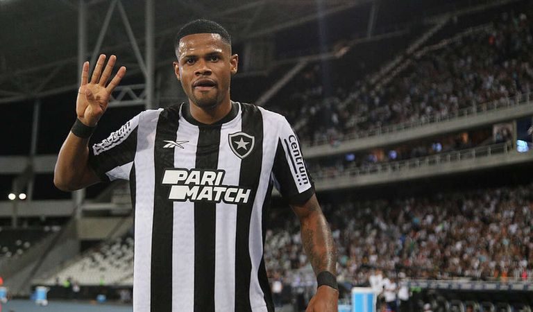 Botafogo negocia retorno de Júnior Santos