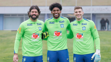 Goleiros da Seleção Brasileira posam para foto em treinamento