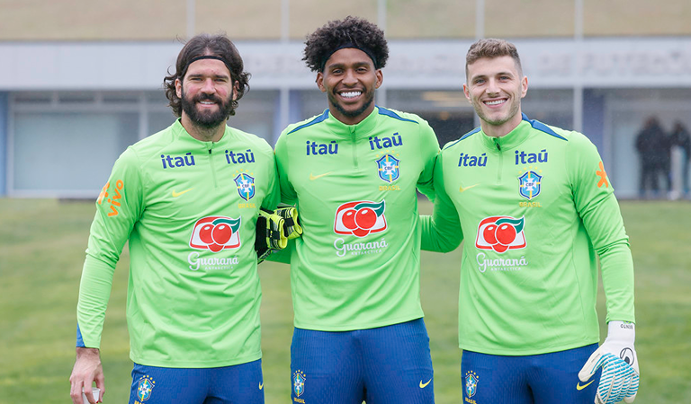 Hugo Souza ocupará vaga de Alisson, lesionado, em amistosos