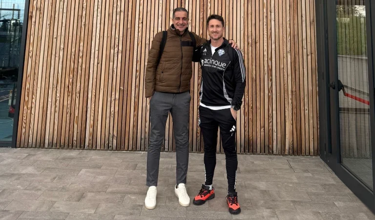 Após período de aprendizado, Renato Paiva elogia metodologia de Cesc Fàbregas