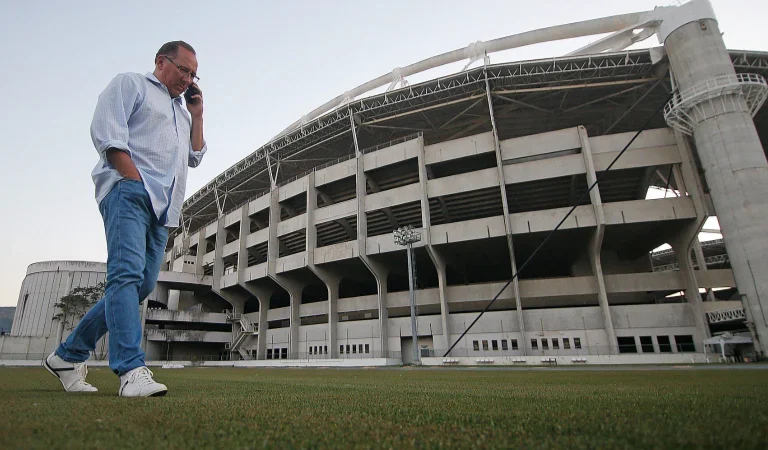 Textor critica ações do clube associativo do Botafogo e cita rival: “Isso não é Vasco”