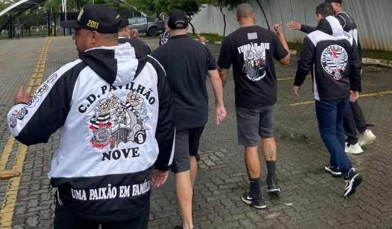 Torcedores do Corinthians cobram elenco no CT após sequência negativa