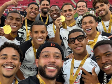 Jogadores do Corinthians comemoram título