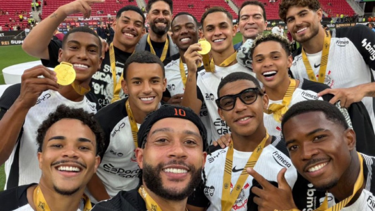 Jogadores do Corinthians comemoram título