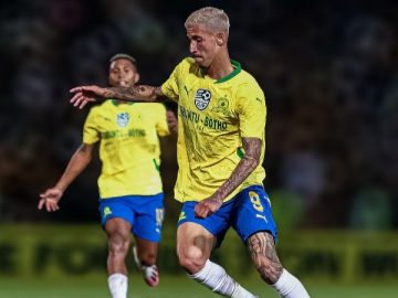 Arthur sales em ação pelo Mamelodi Sunsowns