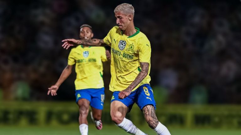 Arthur sales em ação pelo Mamelodi Sunsowns