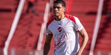 Caio Marcelo em ação com a camisa do Vila Nova