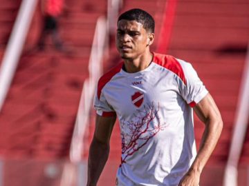 Caio Marcelo em ação com a camisa do Vila Nova