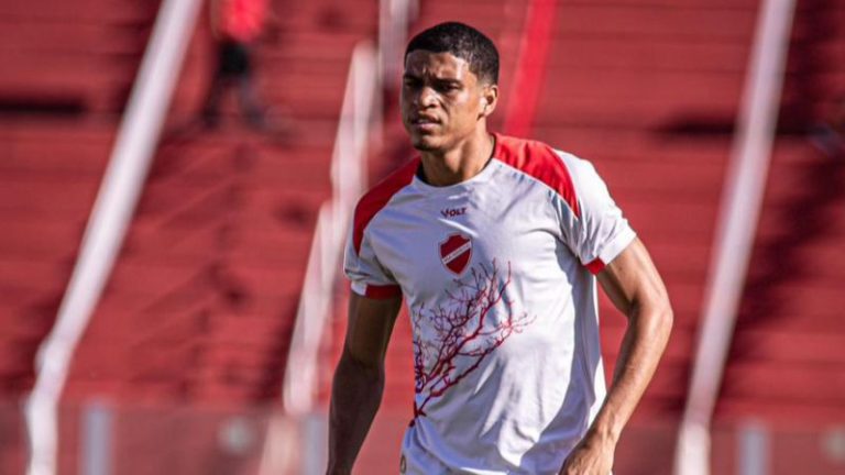 Caio Marcelo em ação com a camisa do Vila Nova