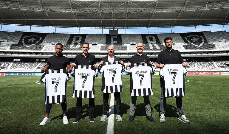 Franclim Carvalho é apresentado oficialmente pelo Botafogo