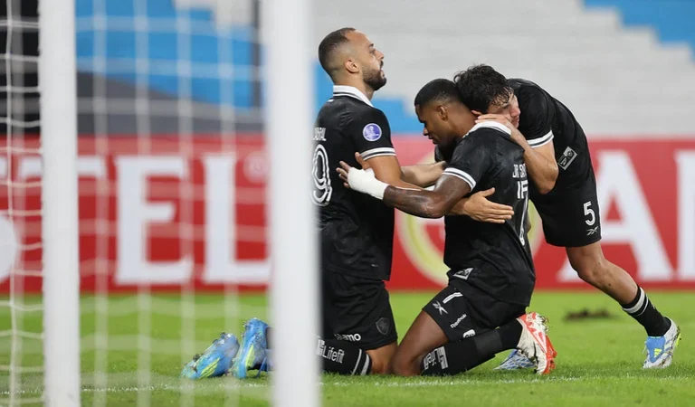 Em jogo disputado, Botafogo vence Racing de virada na Argentina