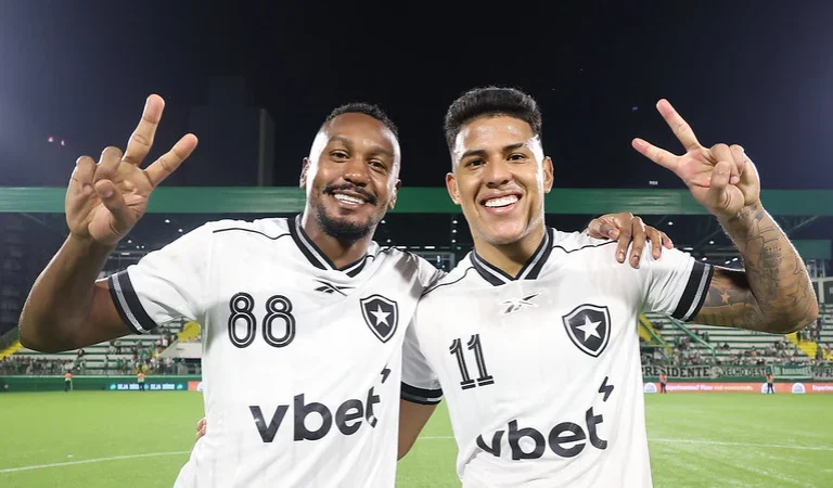 Botafogo goleia Chapecoense e engata segunda vitória consecutiva